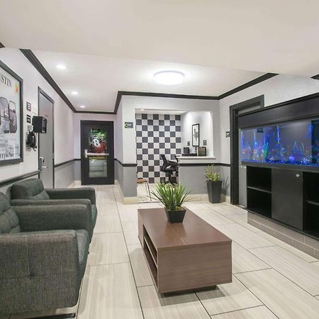 Super 8 By Wyndham Austin University/Downtown Area Esterno foto
