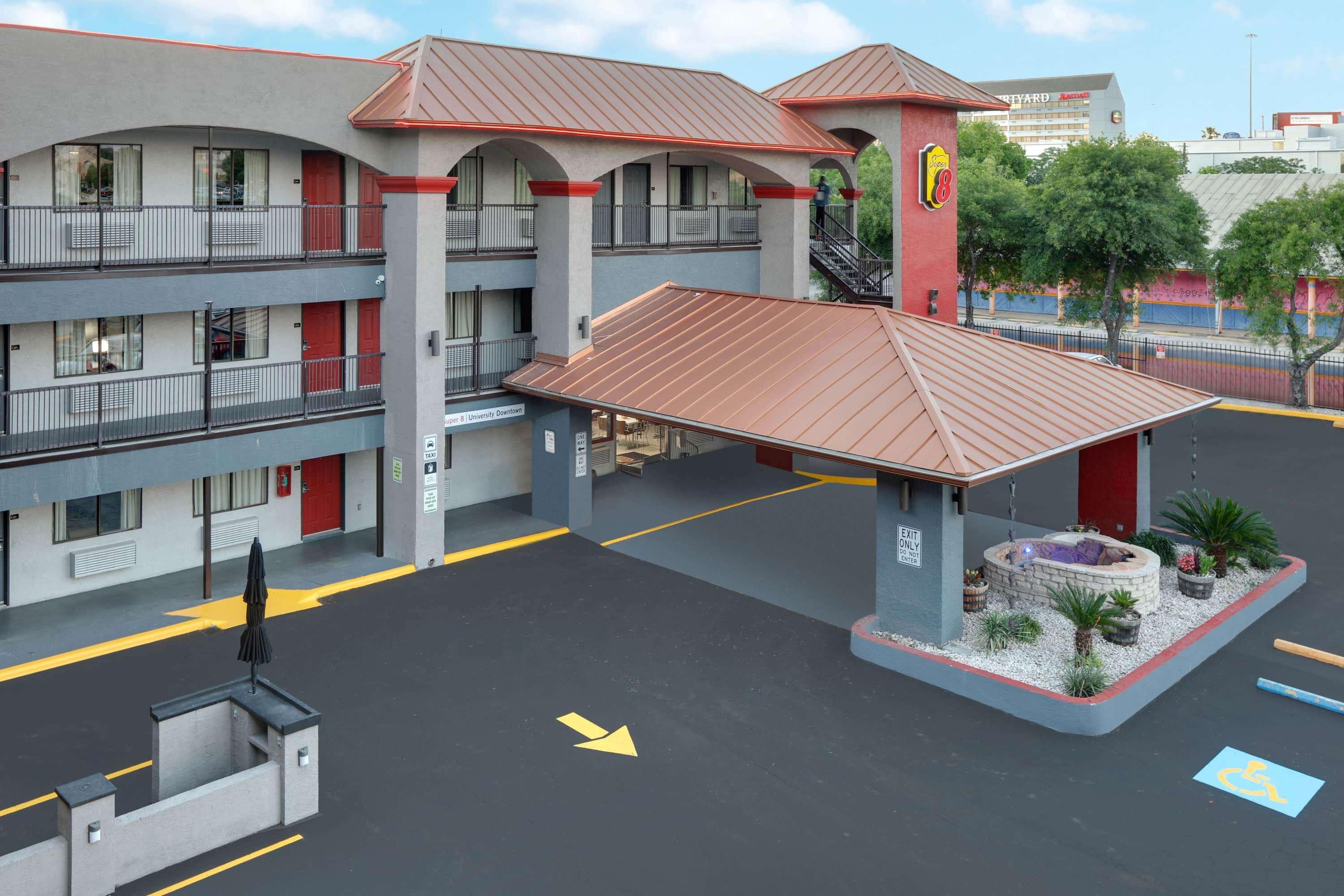 Super 8 By Wyndham Austin University/Downtown Area Esterno foto