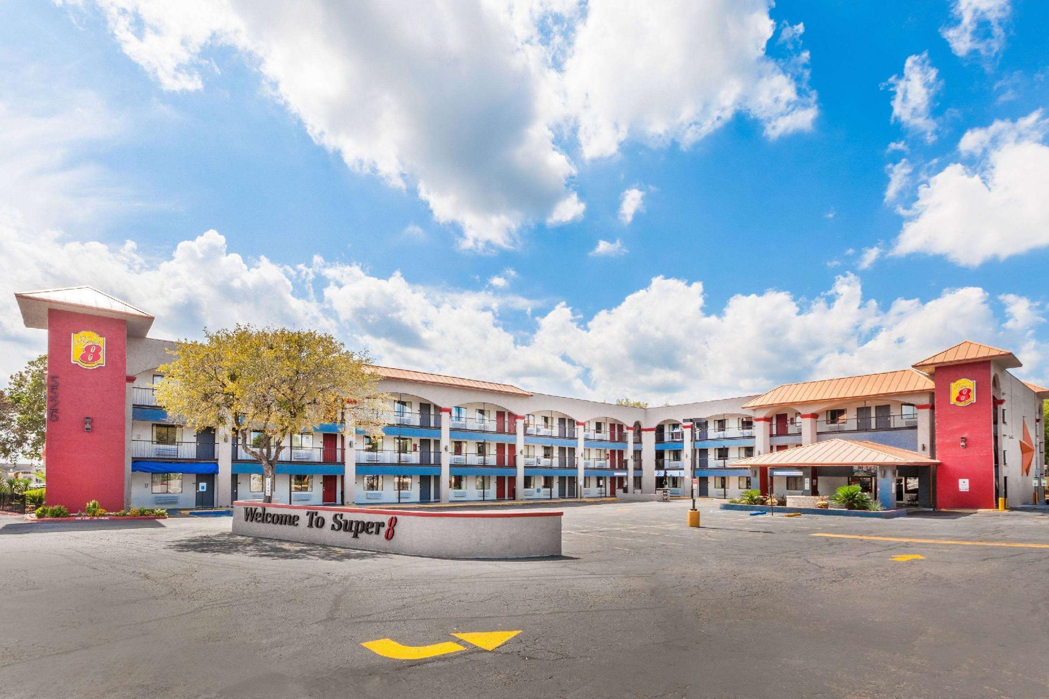 Super 8 By Wyndham Austin University/Downtown Area Esterno foto