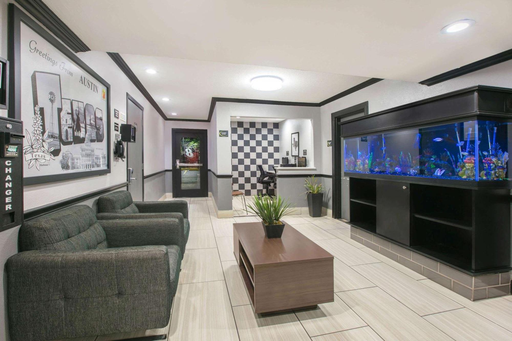 Super 8 By Wyndham Austin University/Downtown Area Esterno foto