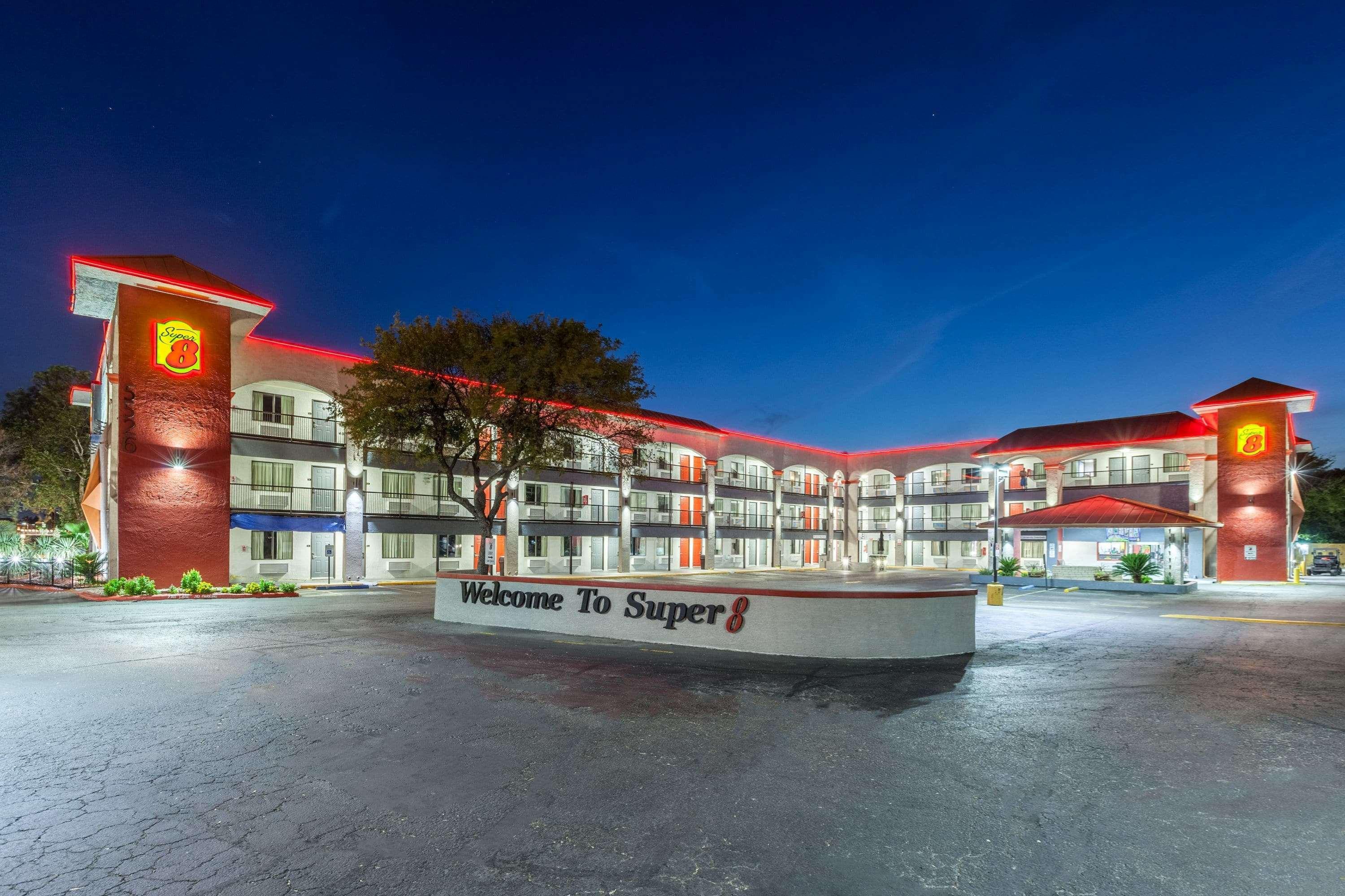 Super 8 By Wyndham Austin University/Downtown Area Esterno foto