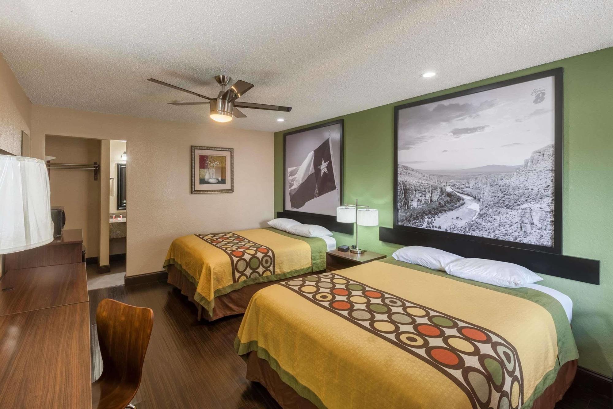 Super 8 By Wyndham Austin University/Downtown Area Esterno foto