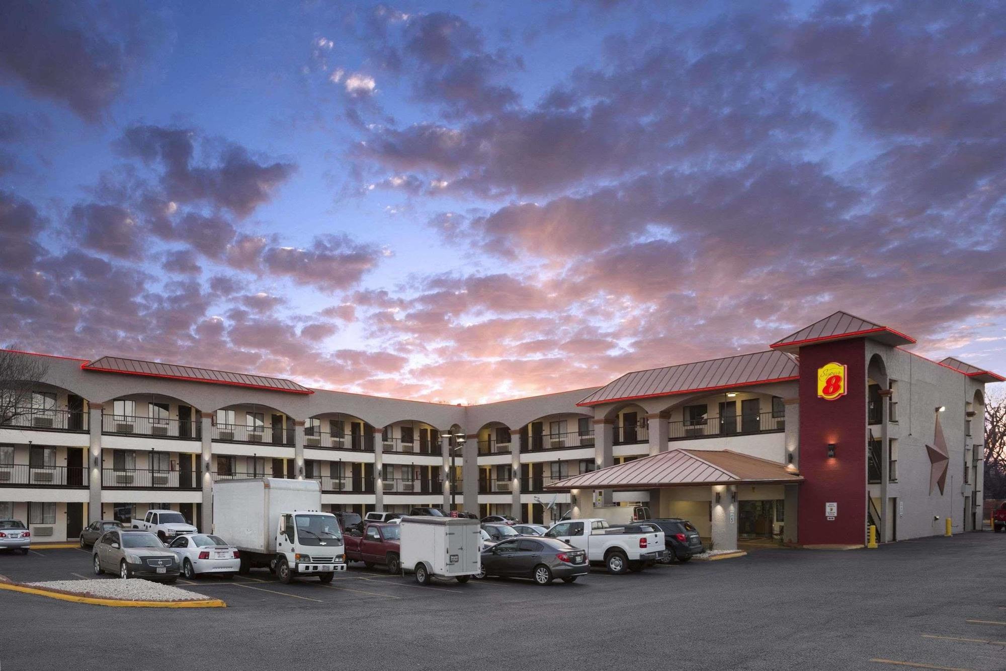 Super 8 By Wyndham Austin University/Downtown Area Esterno foto