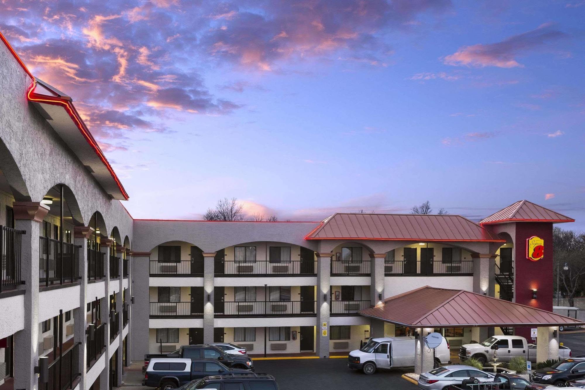 Super 8 By Wyndham Austin University/Downtown Area Esterno foto