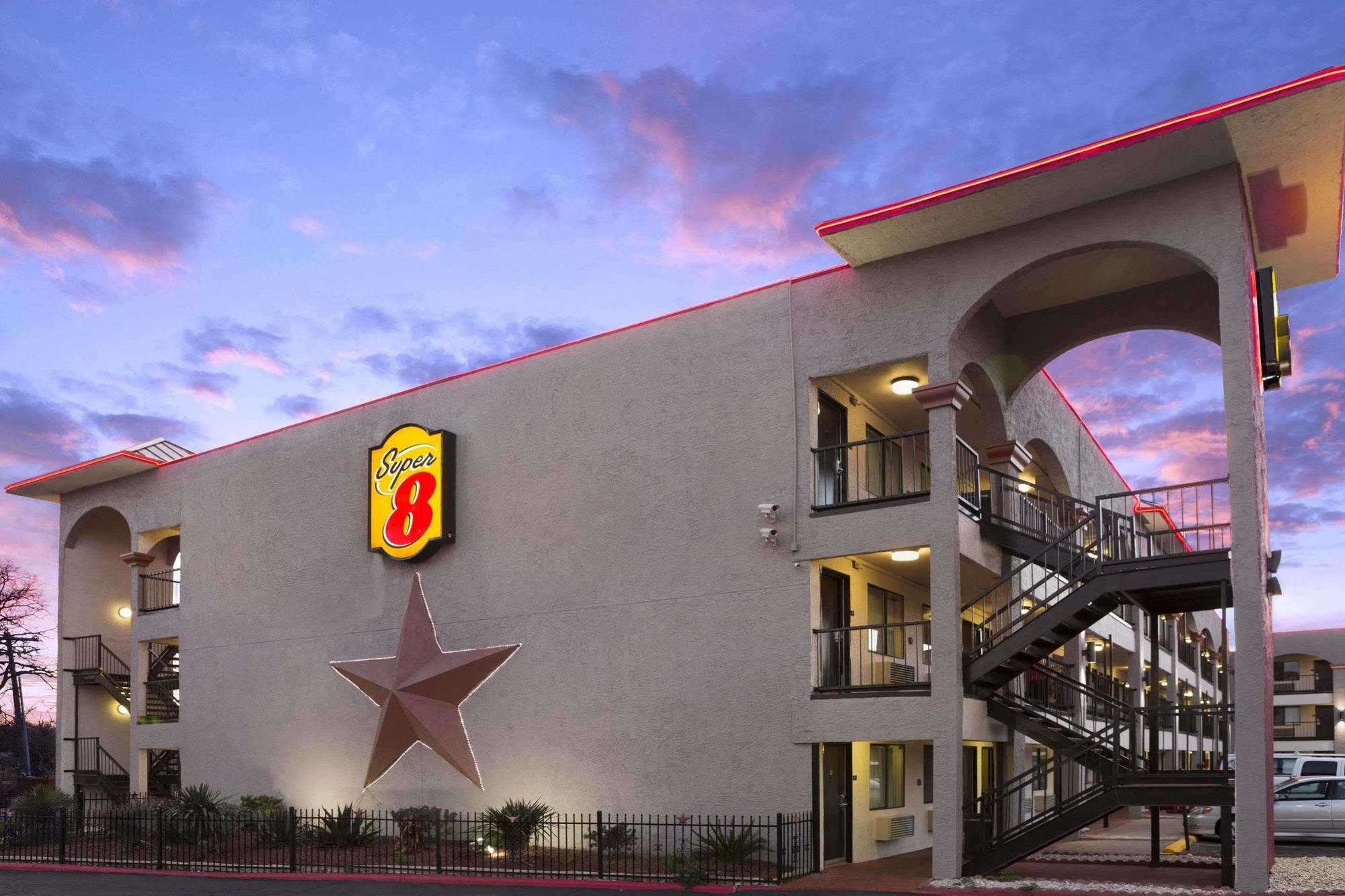 Super 8 By Wyndham Austin University/Downtown Area Esterno foto