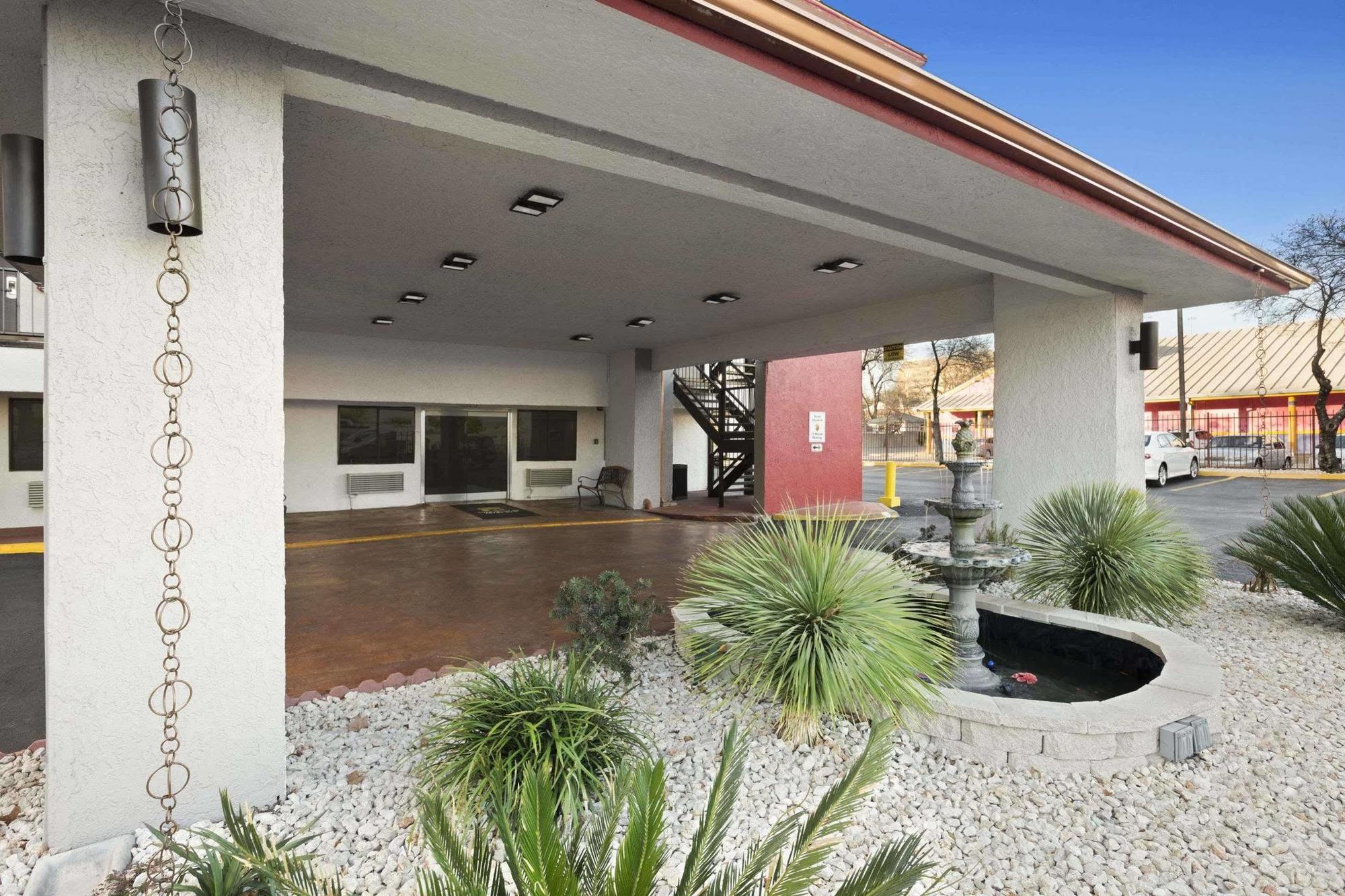 Super 8 By Wyndham Austin University/Downtown Area Esterno foto